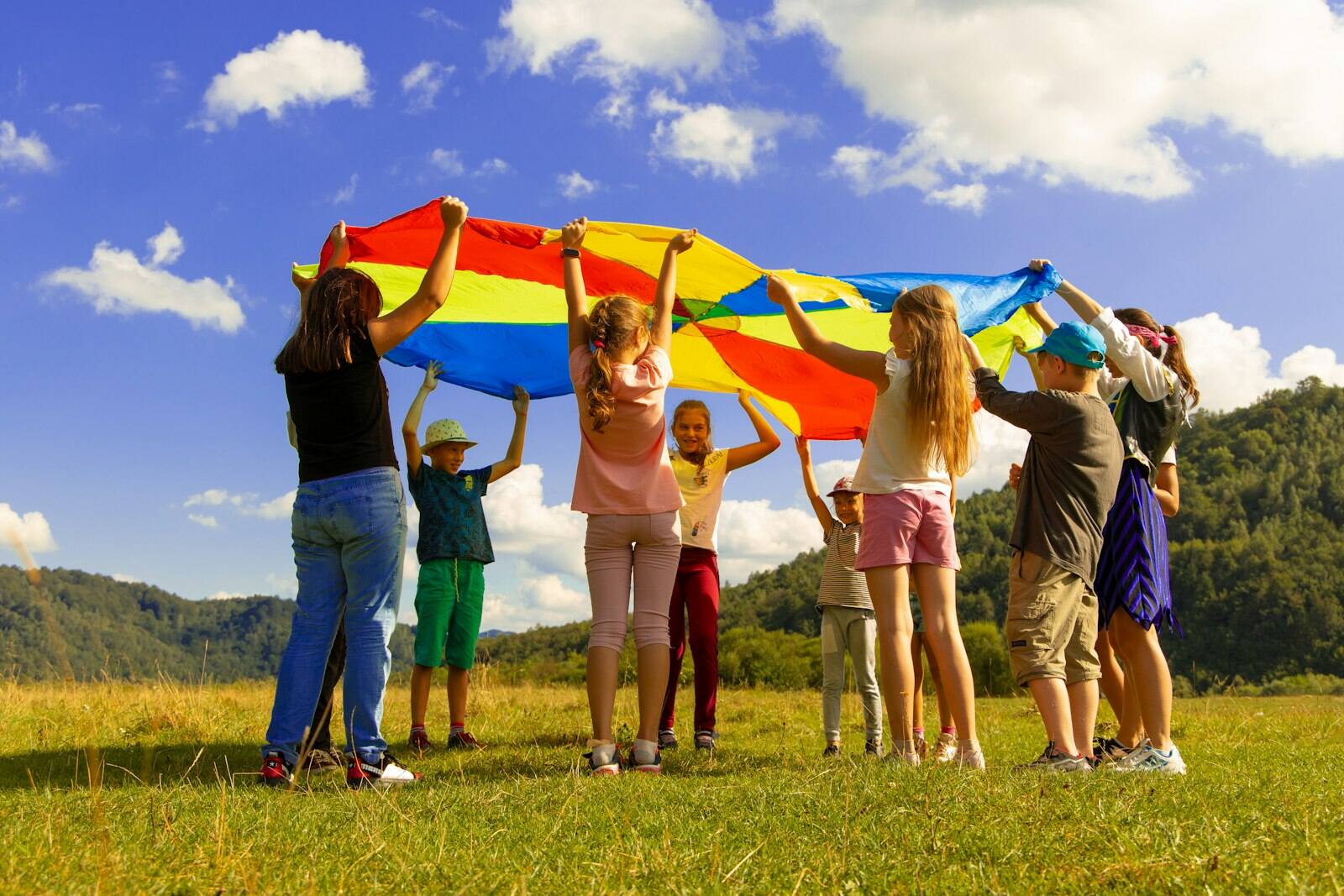 Juego con paracaídas en la colonia